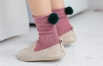 flicksockor, mörkgrön pompon, trendiga sockor, högkvalitativa sockor, sockor med detalj, personlig stil, bekväma sockor, barnmode, modeaccessoarer