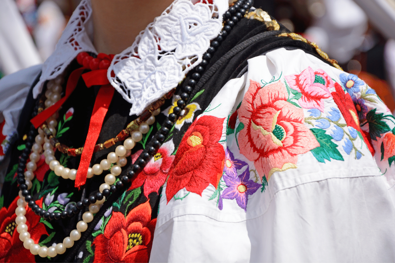 Folkstilens Tidløse Eleganse: Fra Tradition till Trend